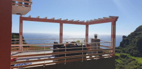Eu Vim do Sol, A Holiday House by the ocean of Calheta